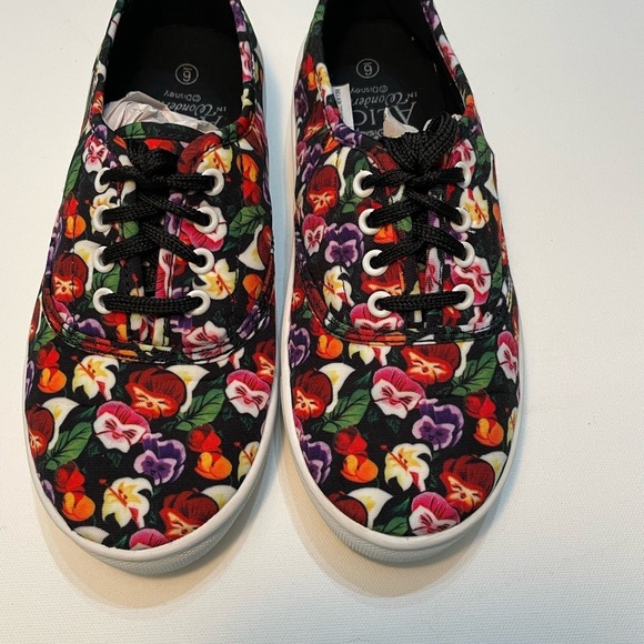 Disney Alice in Wonderland Size 6 Shoes - Disney Alice in Wonderland Floral Canvas Sneakers size 6